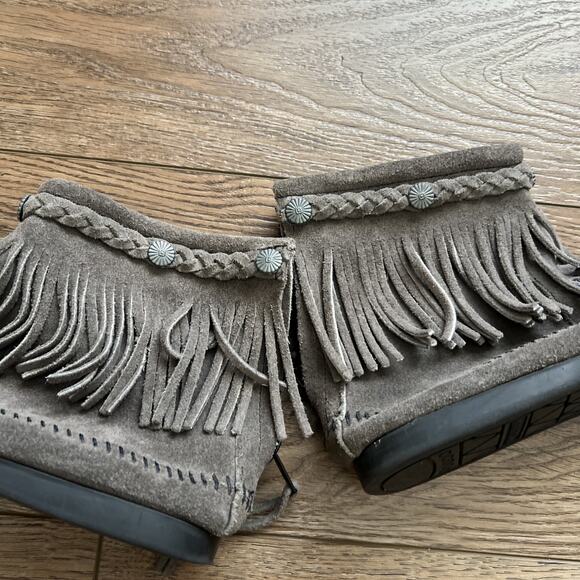 Minnetonka Ankle Boot Womens 6 Gray Suede Fringe Back Zip Moccasin Boho Casual - Picture 9 of 12